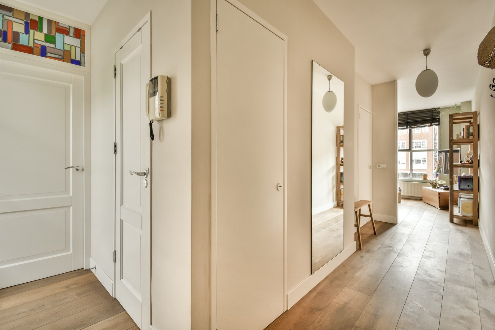 Light spacious room in flat